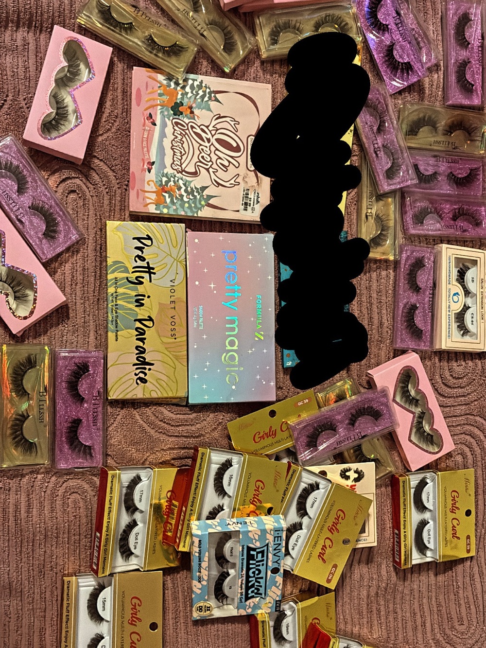 Sparkle packet eyelashes are 4$ but the other ones 5$ 
And make pallets are 5$